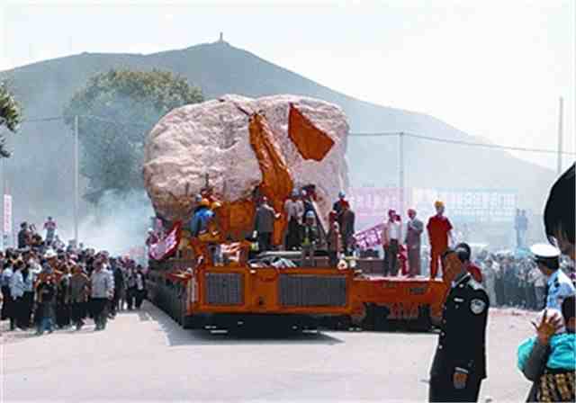 甘肃古浪县：为何把一块400多吨的巨石“请”到县城里来？