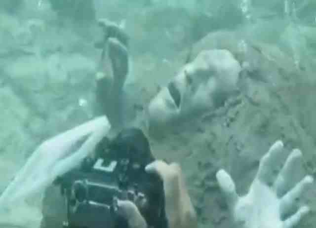 毛骨悚然！男子海底潜水突然发现神秘人脸 到底什么情况！