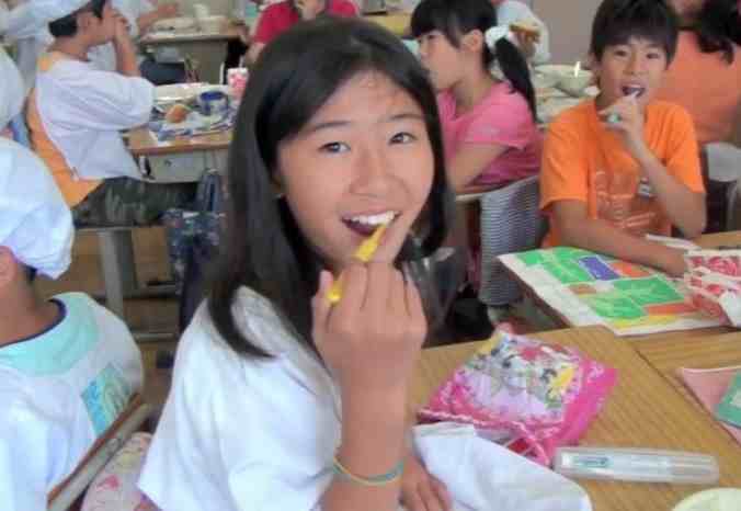 日本小学生一顿普通午餐，凭啥引来3000万围观？中国家长学学